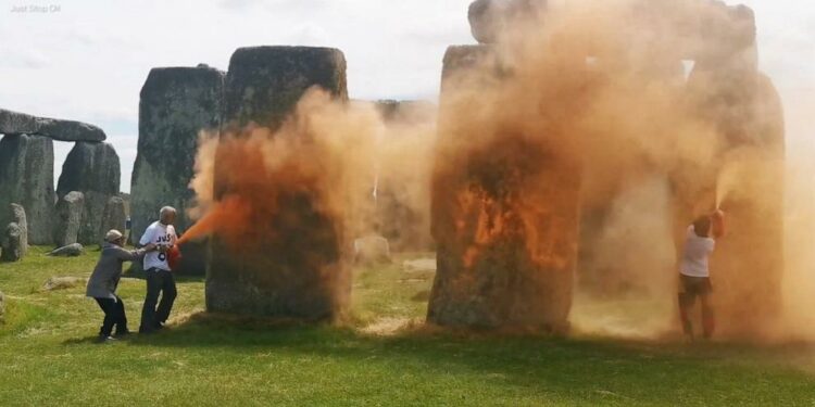 A cruise ship rescues 68 migrants and finds 5 bodies in a boat adrift in the Atlantic Ocean