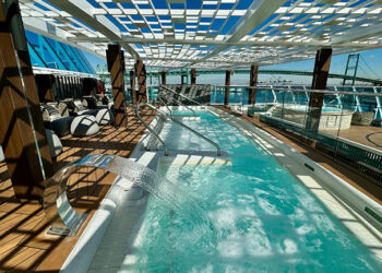 Aquamar Spa includes a hydrotherapy pool.