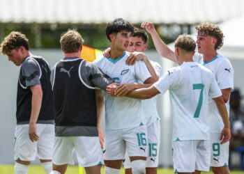 Defending champions New Zealand start campaign with comfortable victory