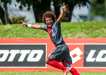 New Caledonia score dramatic winner to book final place